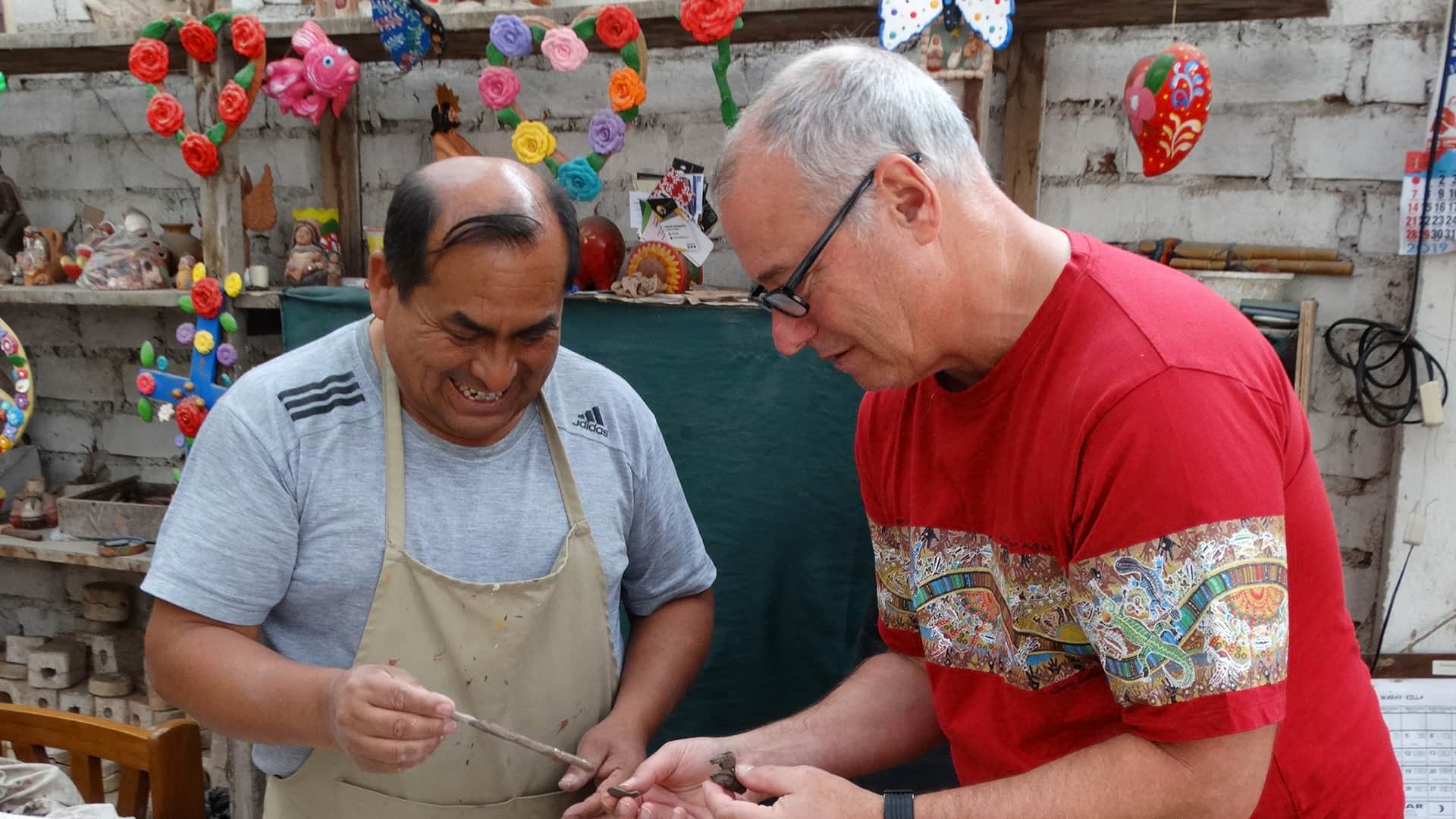 Local artisan from Pachacamac sharing with a traveler on a tour with RESPONSible Travel Peru