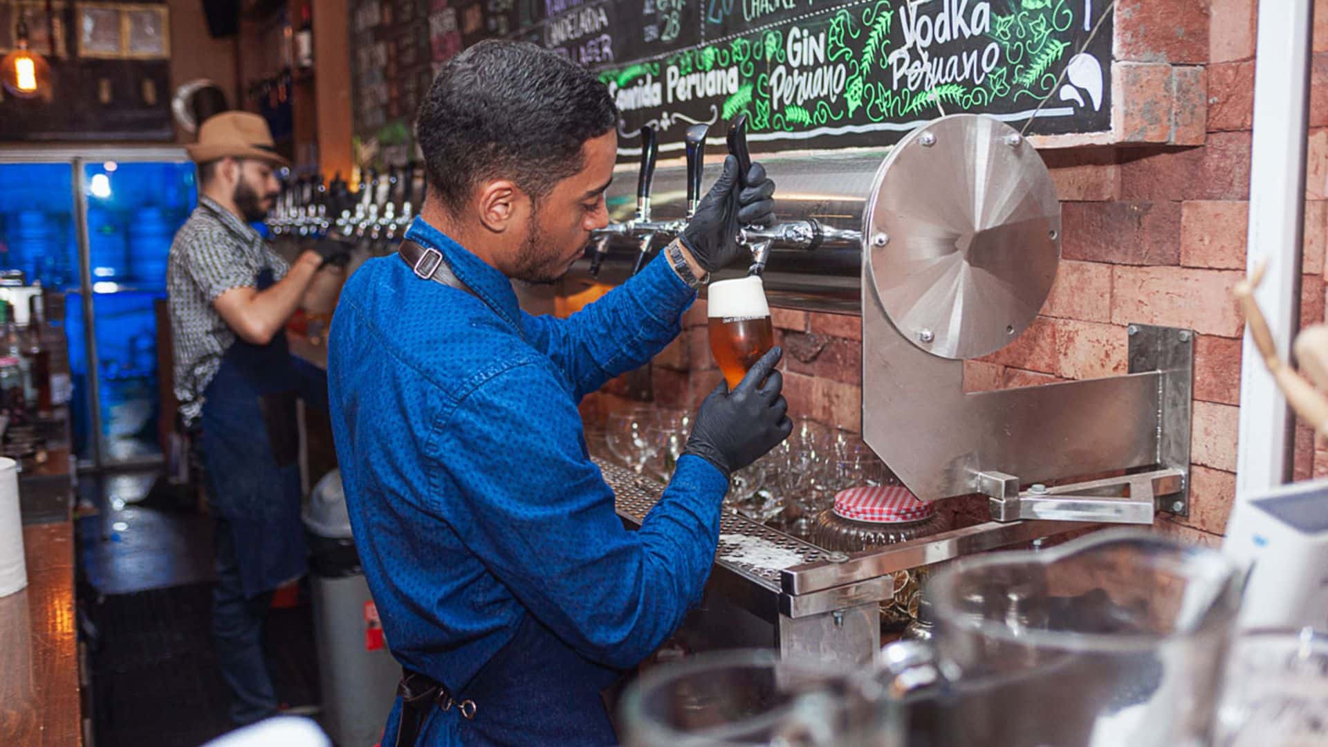 11Brewing artist preparing a delicious beer ready to be drunk | Responsible Travel Peru
