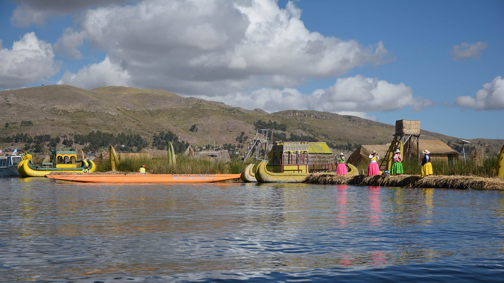 Nice contrast between Polinesian canoes and totora boats in a floating island | Responsible Travel Peru