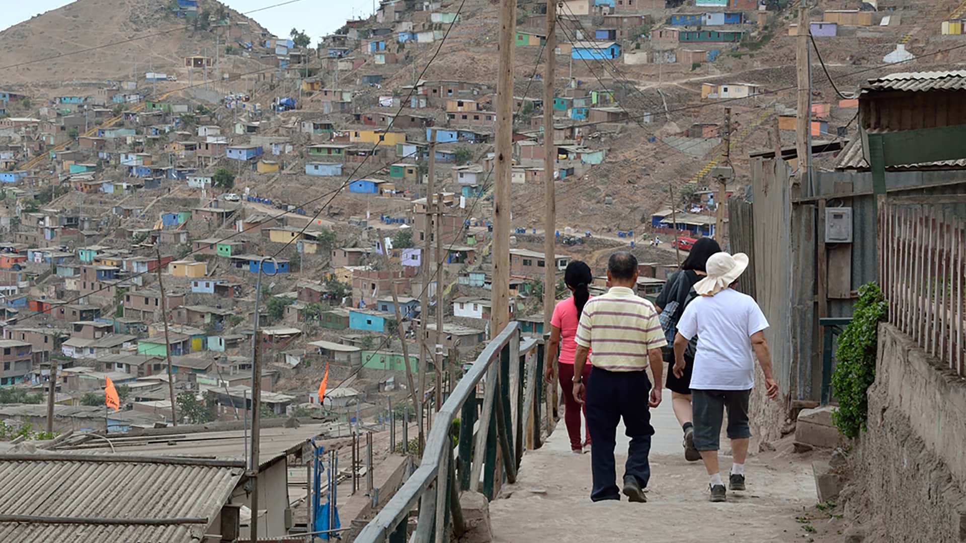 11People walking through a typical suburban neighborhood of the city | Responsible Travel Peru