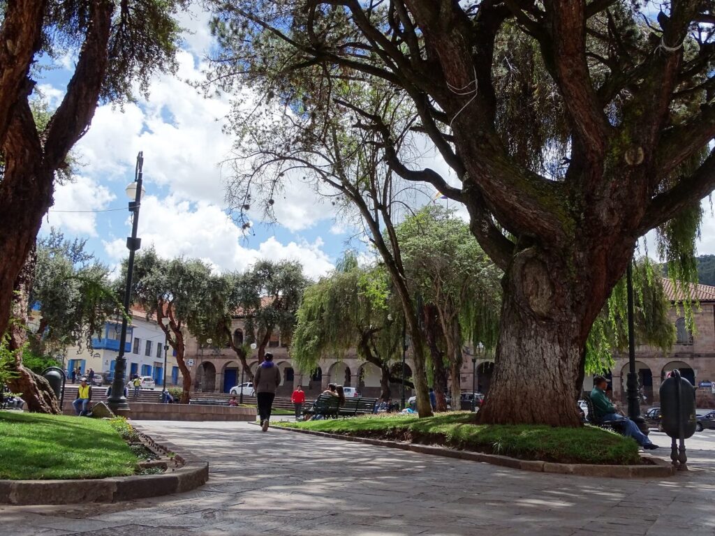 Plaza Regocijo or Plaza Kusipata is a tranquil, green space next to the main square of Cusco. Visit Cusco alternatively with RESPONSible Travel Peru!