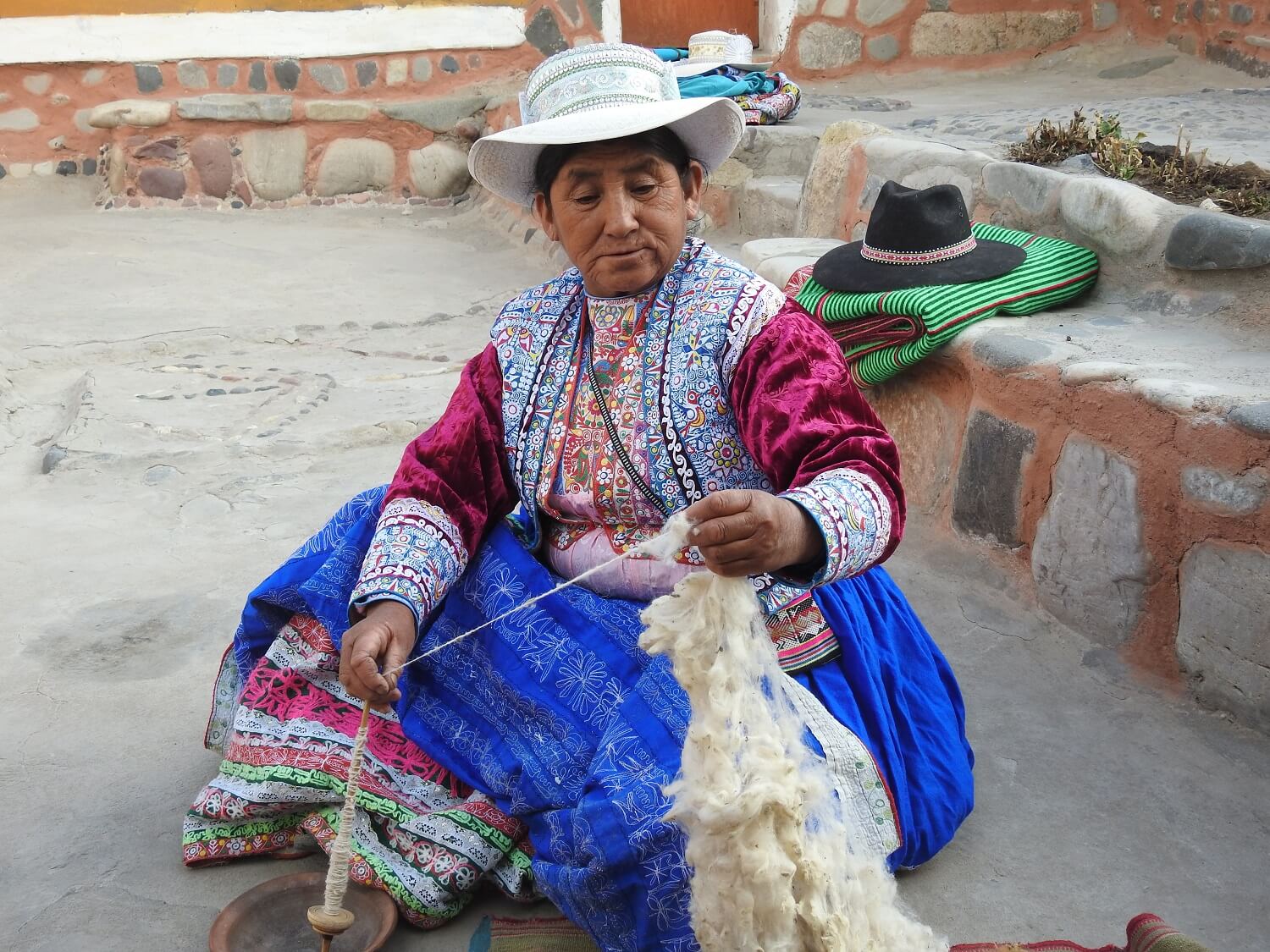 11Local lady working with wool in Sibayo, Colca Canyon | RESPONSible Travel Peru