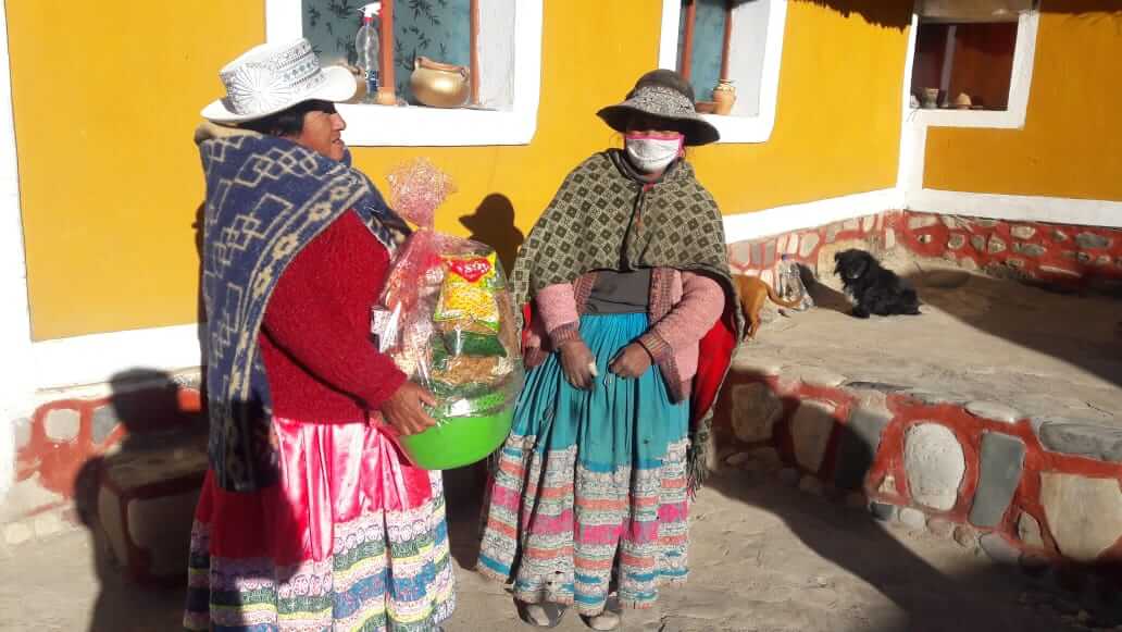 11Local lady with tourist homestay in Sibayo, Colca Canyon, donates food and items to another lady from her community after having received donations from RESPONSible Travel Peru clients and team members in corona times.