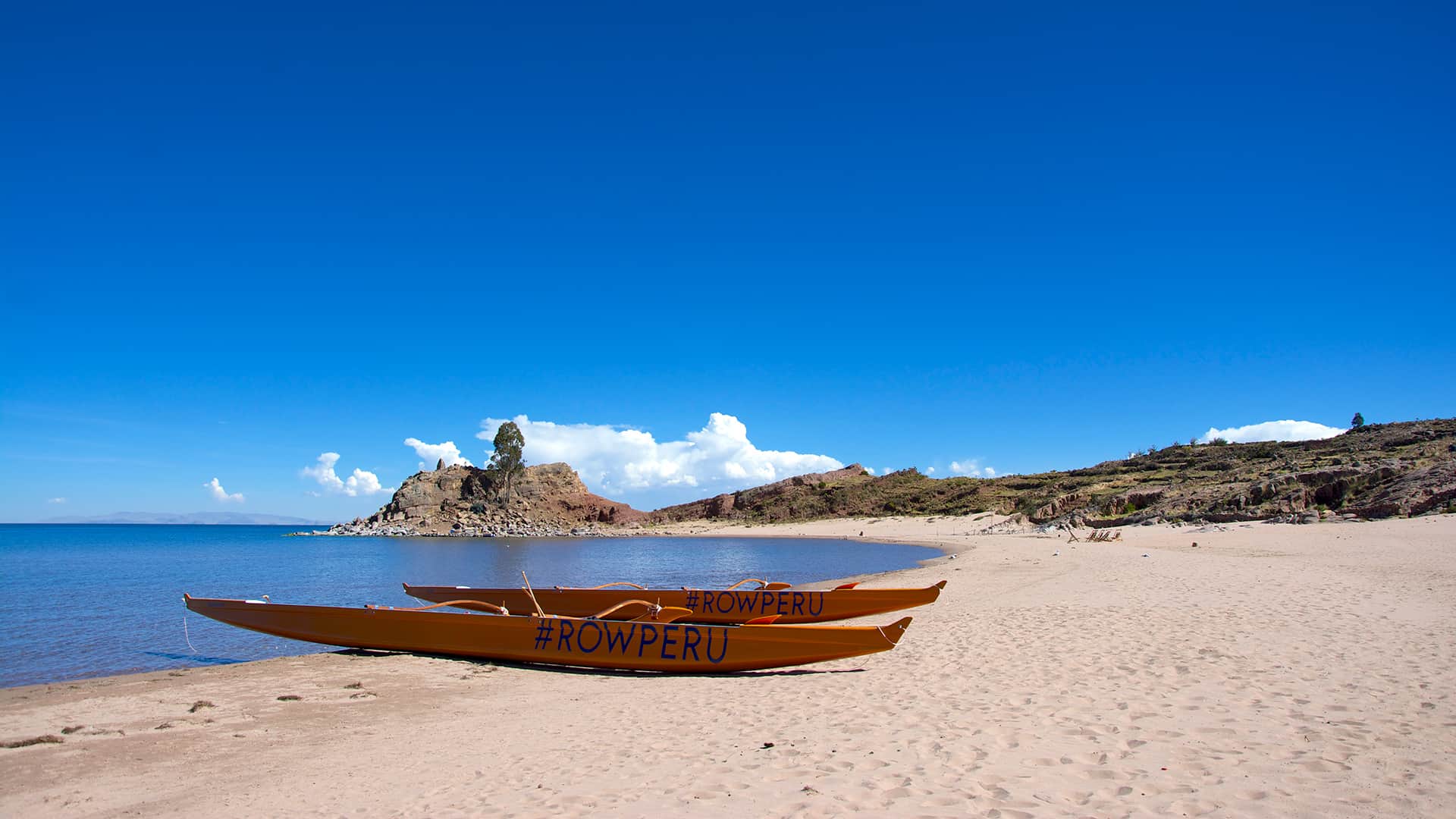 Canoes stationed at beautiful sandy beach on a sunny day | Responsible Travel Peru