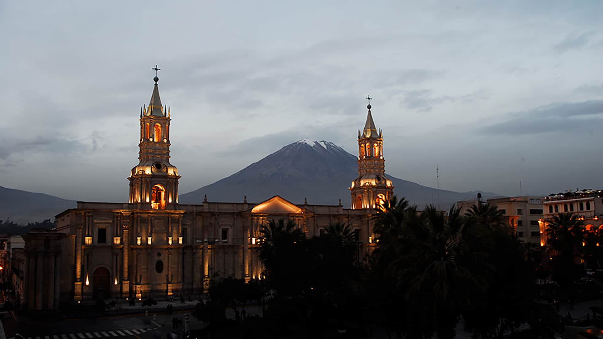 11The cathedral of Arequipa by the Misti Volcano | Responsible Travel Peru