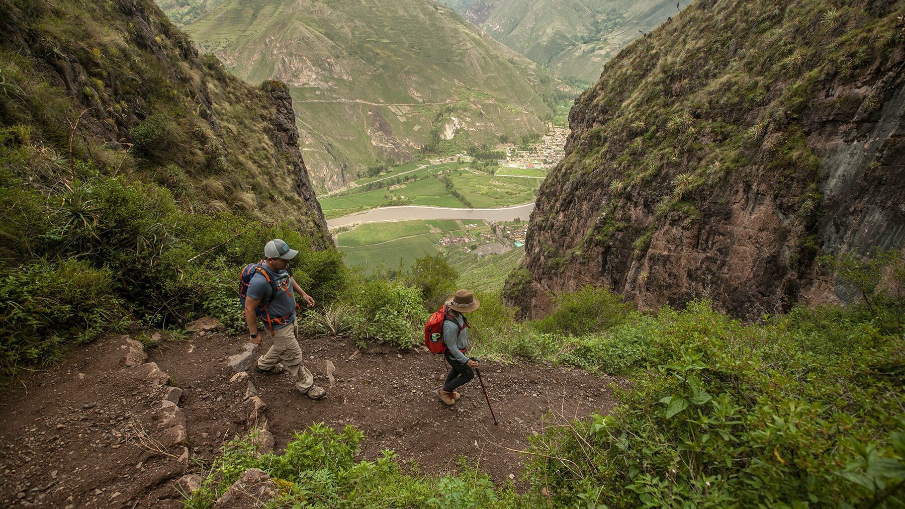 Steep descent from Huchuy Qosqo towards the Sacred Valley | Responsible Travel Peru
