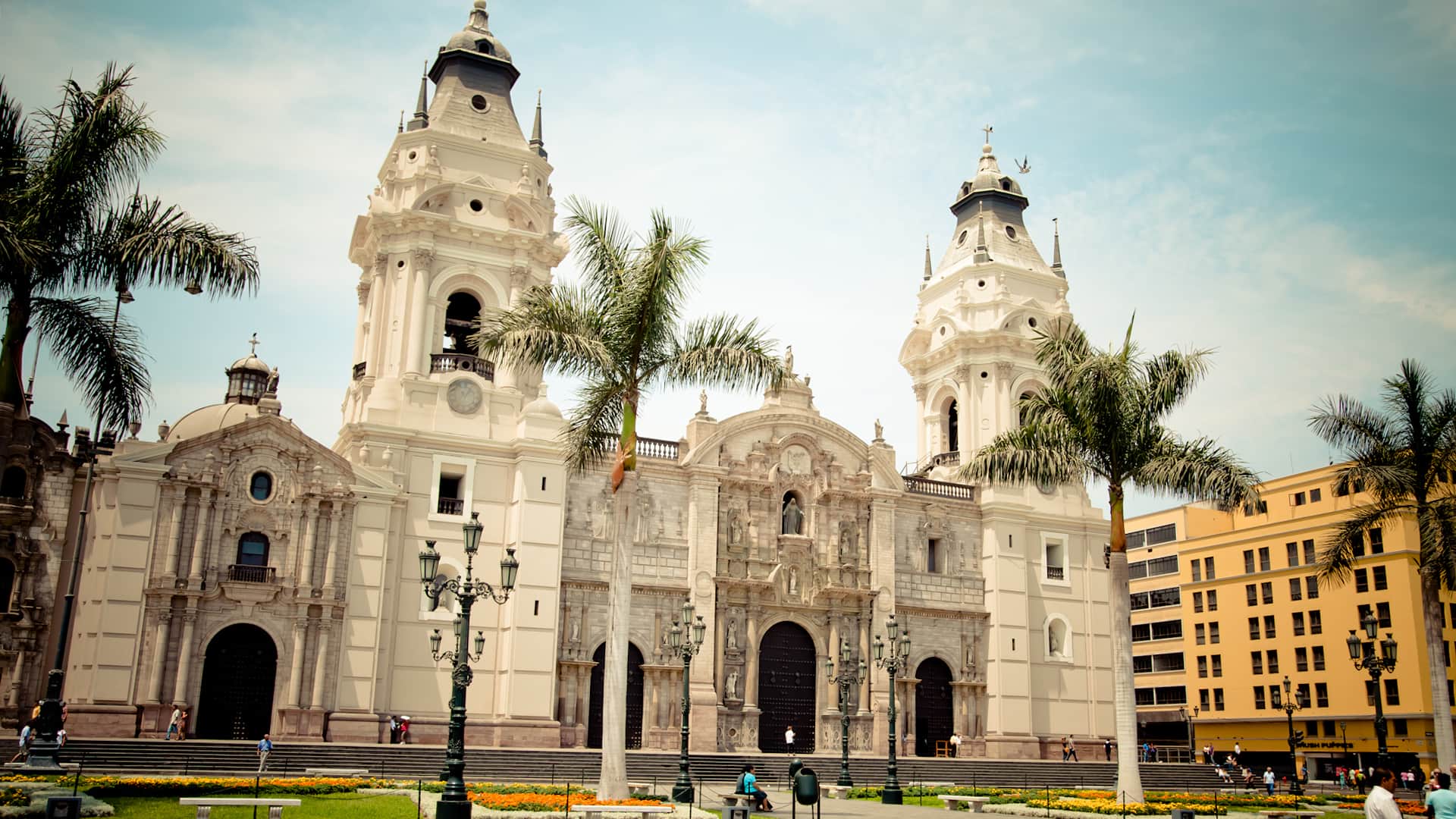 White frontis of Lima´s Cathedral | Responsible Travel Peru