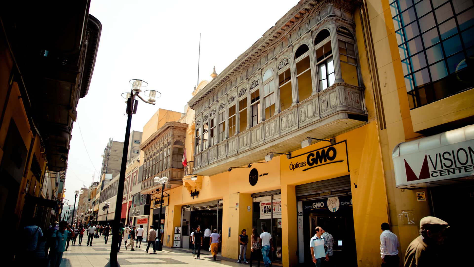 General aspect of the main walking street in the city center of Lima, balconies are one of the highlights | Responsible Travel Peru