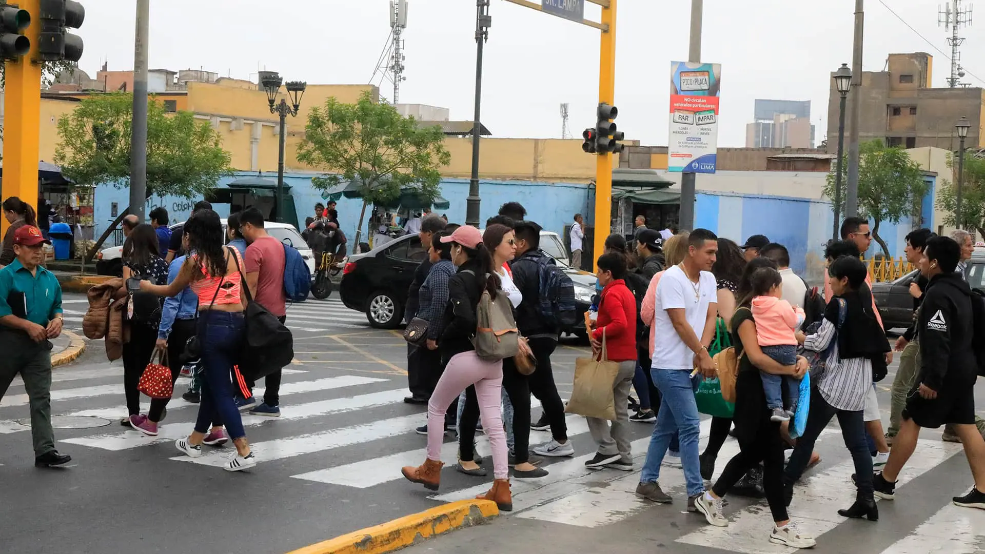 Busy crosswalk in one of the many intersections of the crowded city center of Lima | Responsible Travel Peru