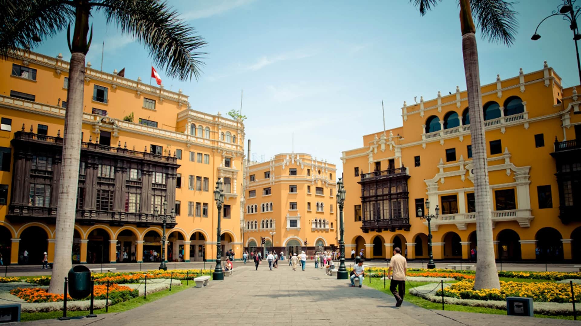 11Lima main square surrounded by yellow Republican buildings now belonging the City Council | Responsible Travel Peru
