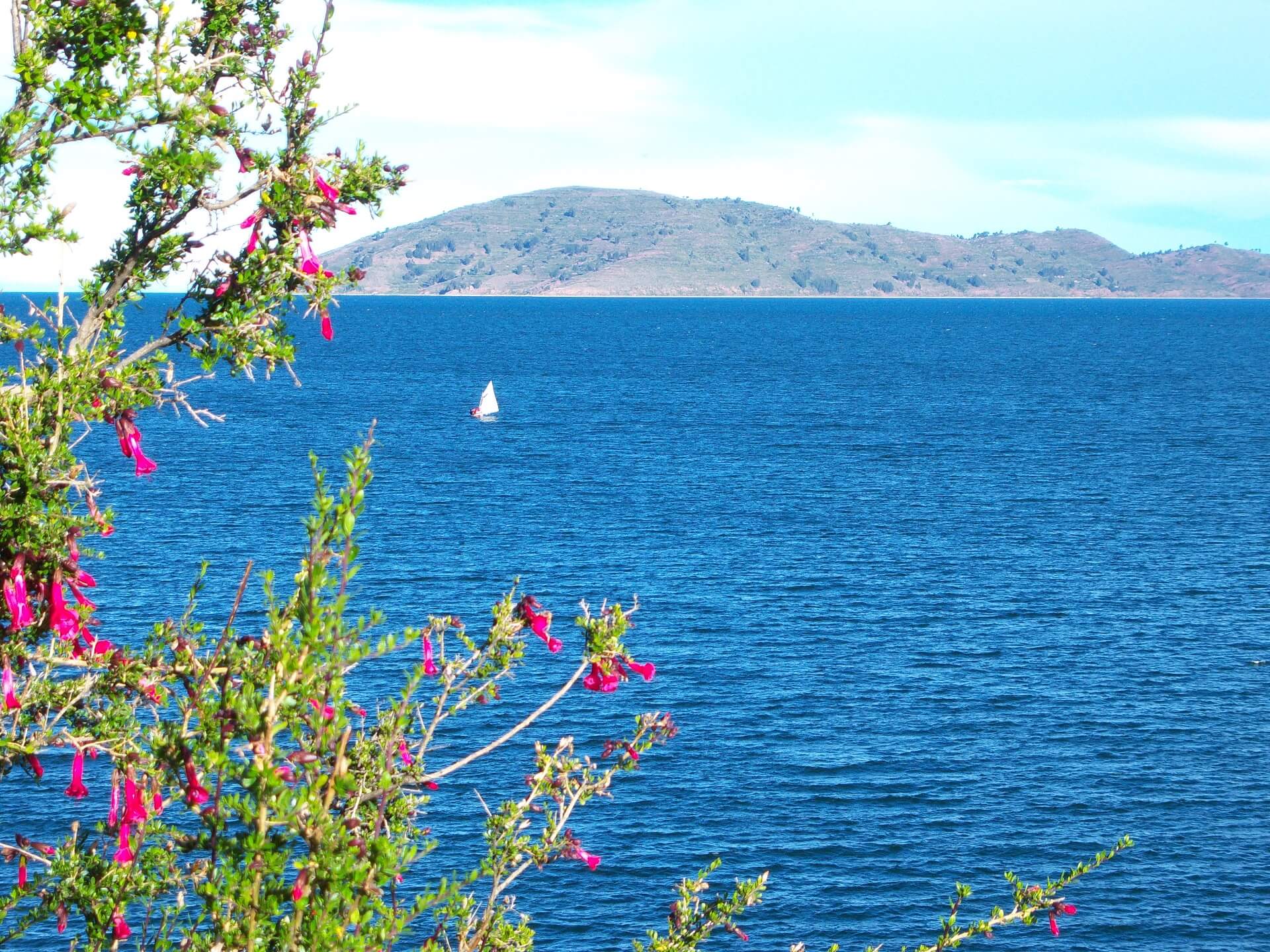 11A sailboat at Lake Titicaca. Visit Lake TIticaca in a unique way | RESPONSible Travel Peru