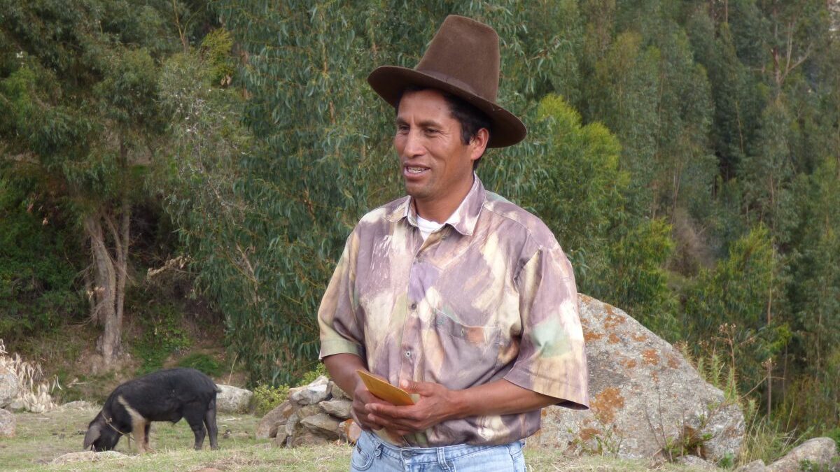 Pablo Tadeo talking with Los Responsabilitos. Pablo is a community leader for sustainable development and growth in Vicos, Ancash, the Andes of Peru.