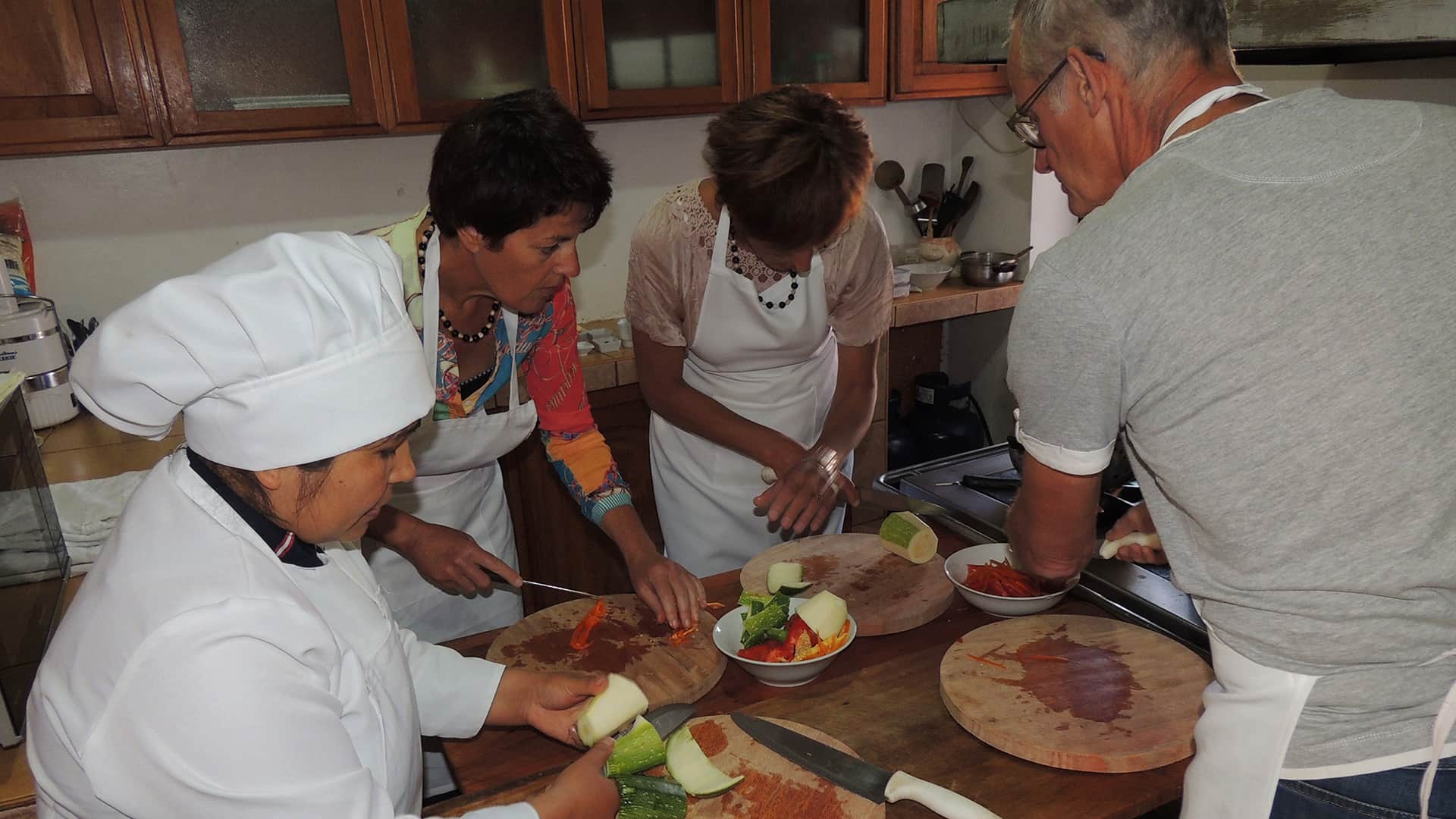 11Selia and passengers preparing luch during cooking class | responsible Travel Peru