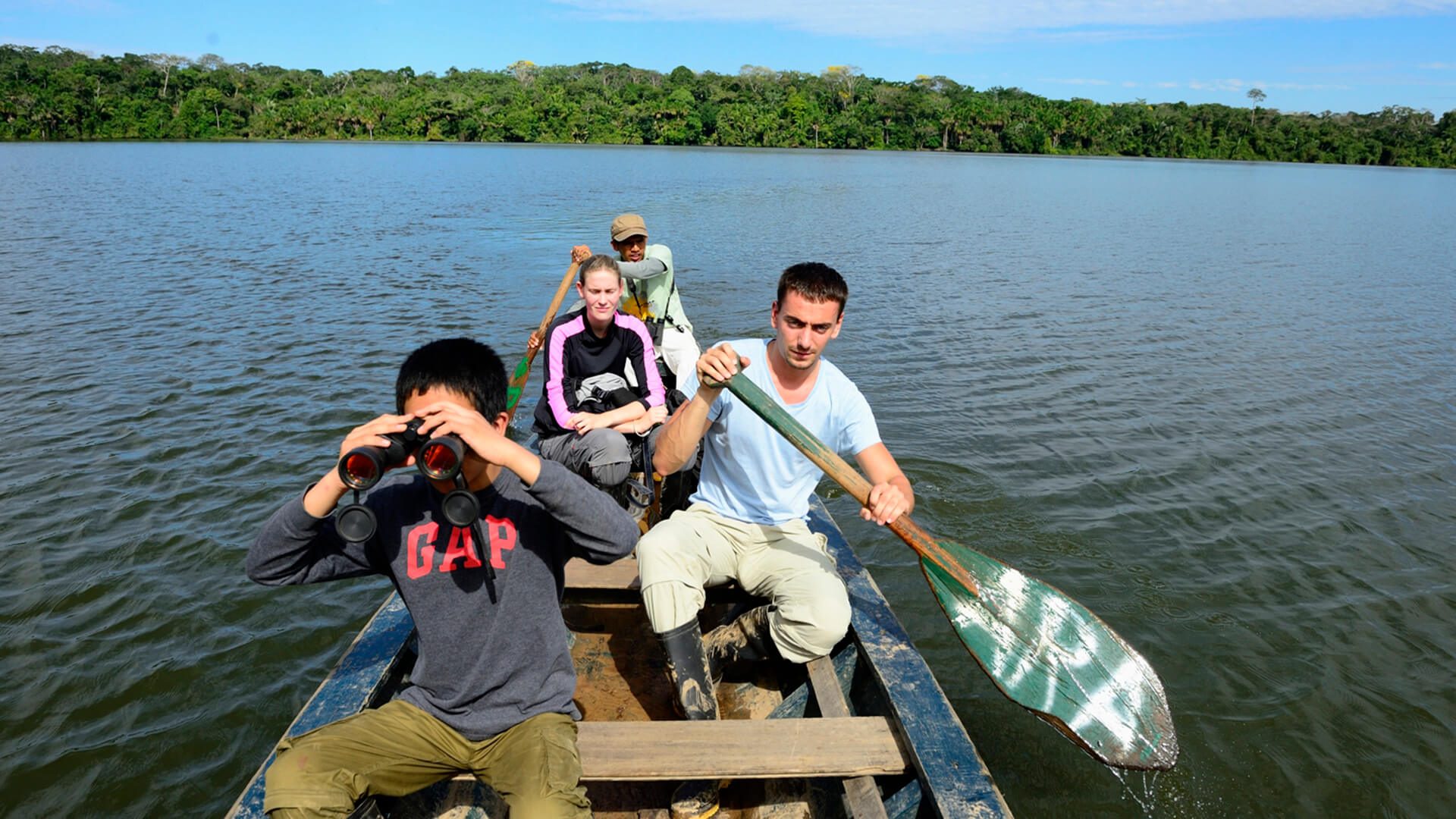4 people in a boat paddling in Sandoval lake - Tambopata | Responsible Travel Peru