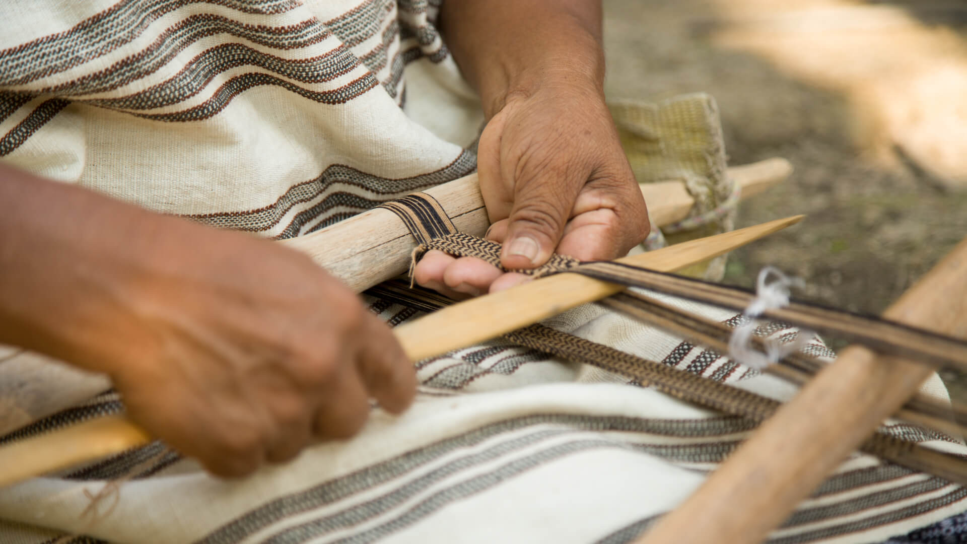 Detail of a waist loom being used by woman | RESPONSible Travel Peru