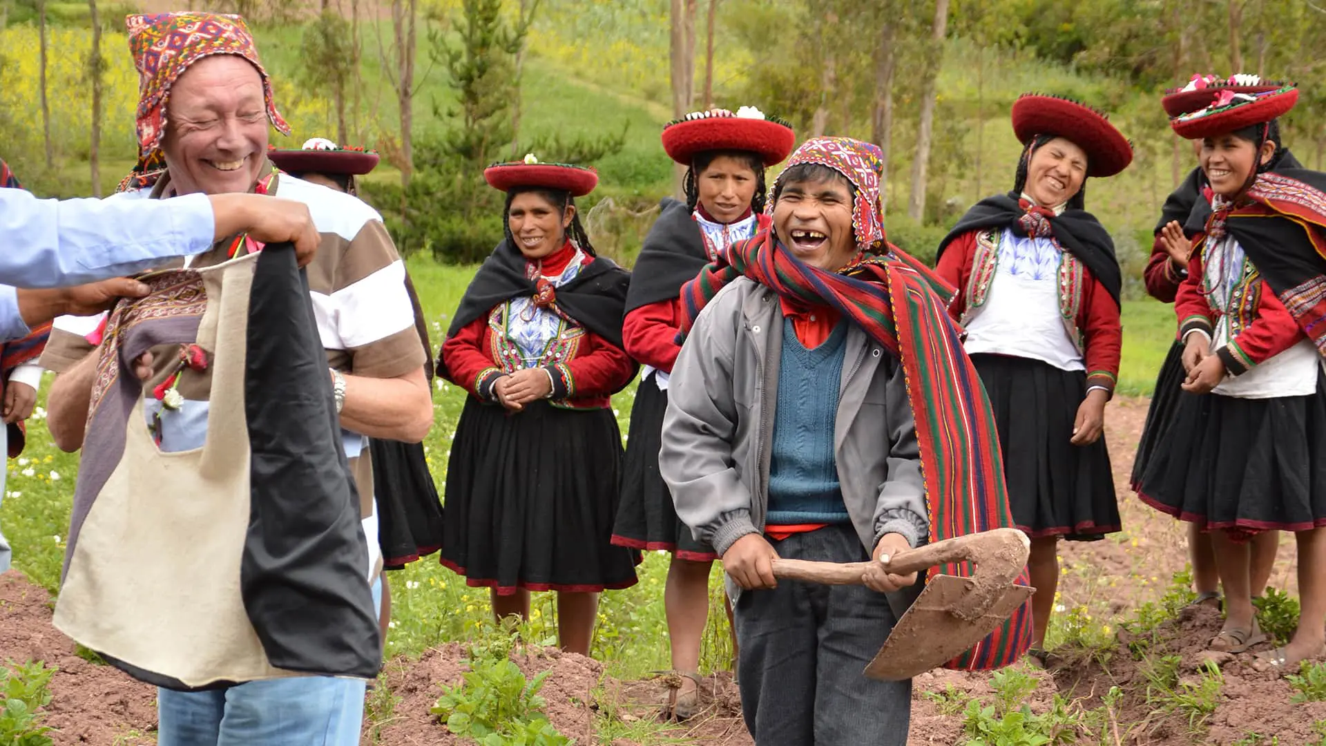 Traveler interacting and laughing with the local community of Ccorccor on a visit. Community-Based Tourism with RESPONSible Travel Peru