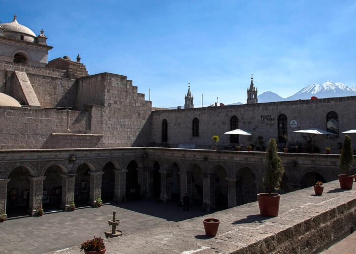 Claustros de la Compañía is a touristic site in Arequipa where you can find different shops in a historical building | RESPONSible Travel Peru