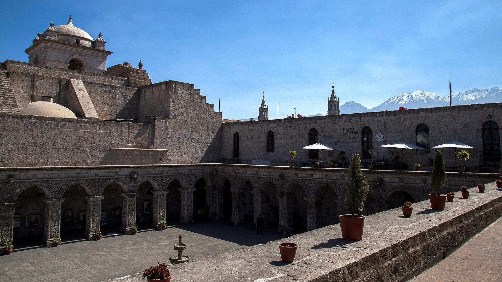 11Claustros de la Compañía is a touristic site in Arequipa where you can find different shops in a historical building | RESPONSible Travel Peru
