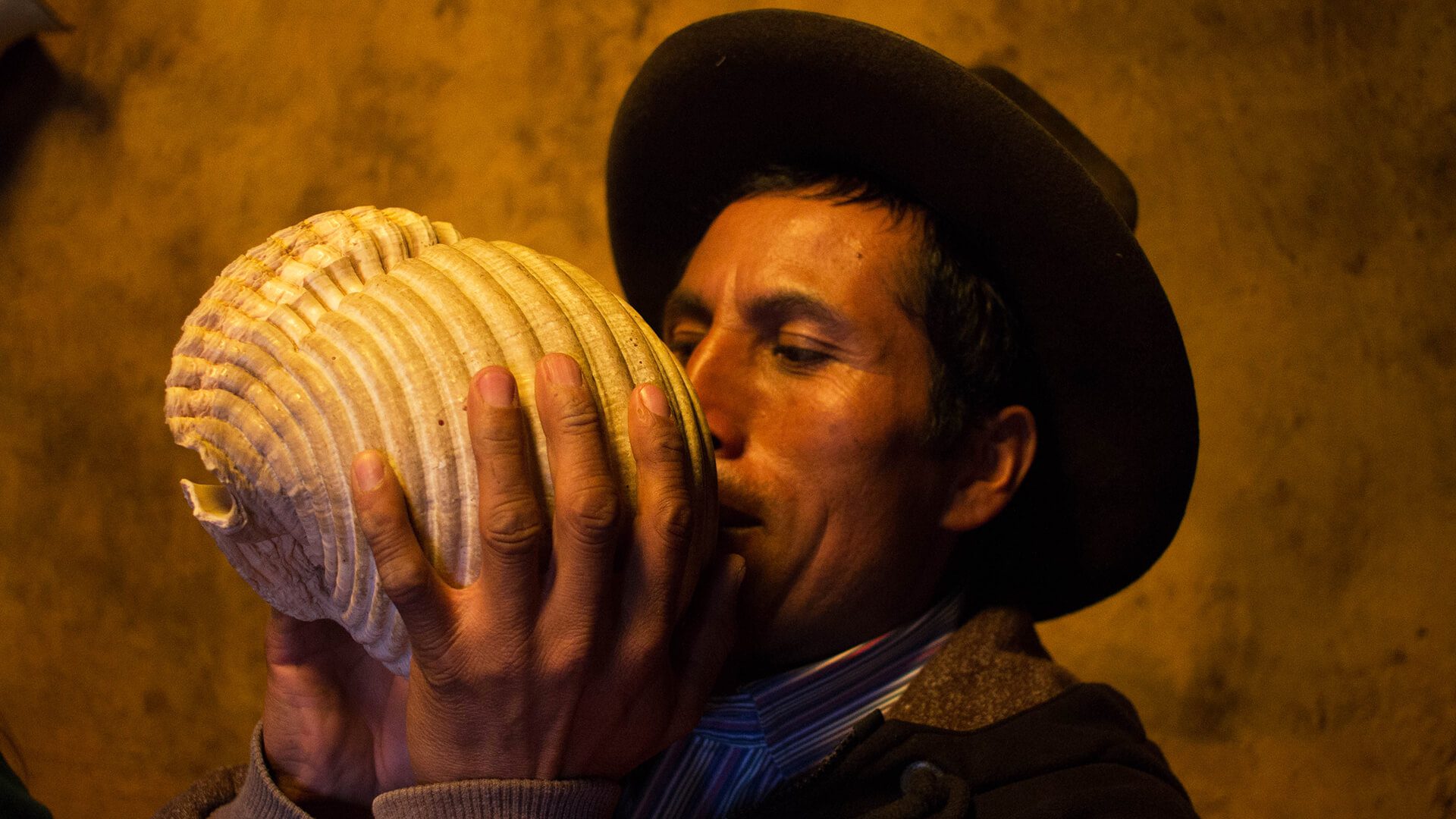 11Pablo blowing a "pututo" marine shell used as a trumpet by the ancient Peruvians | RESPONSible Travel Peru