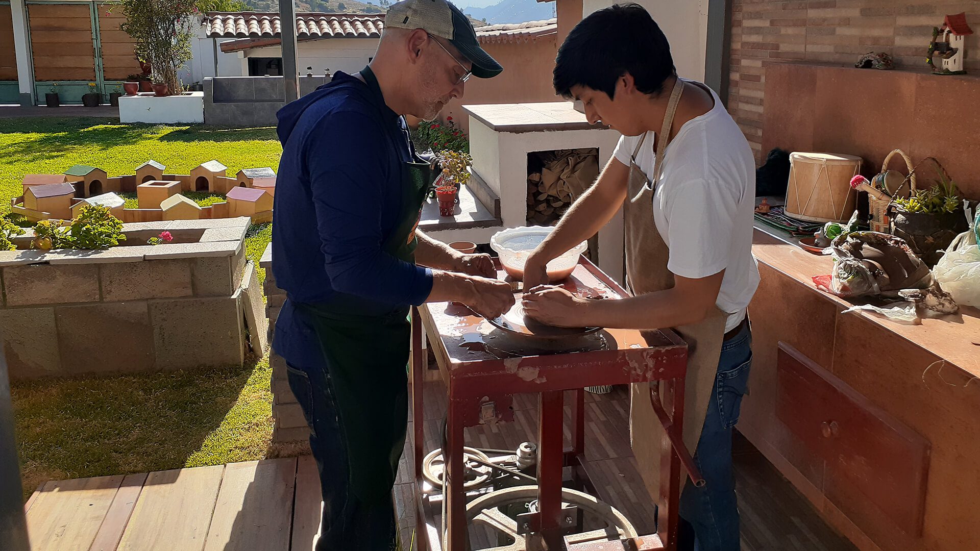 The initial phase of the ceramic workshop starts with the use of the turnstile - RESPONSible Travel Peru