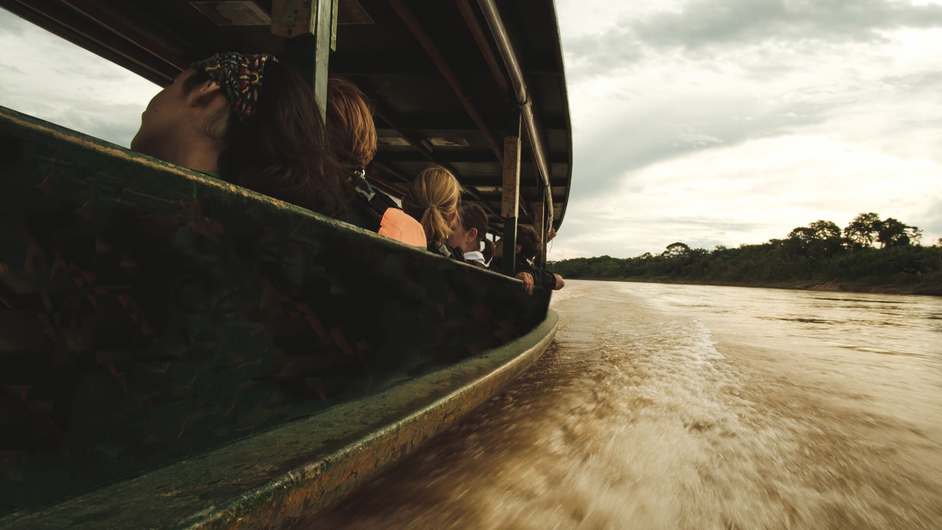 Speed ​​boat navigating the Tambopata rivers