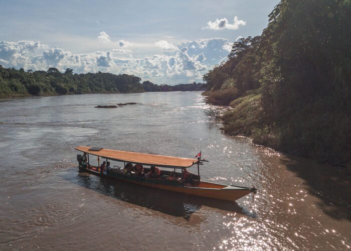 Speed ​​boat navigating the Tambopata rivers