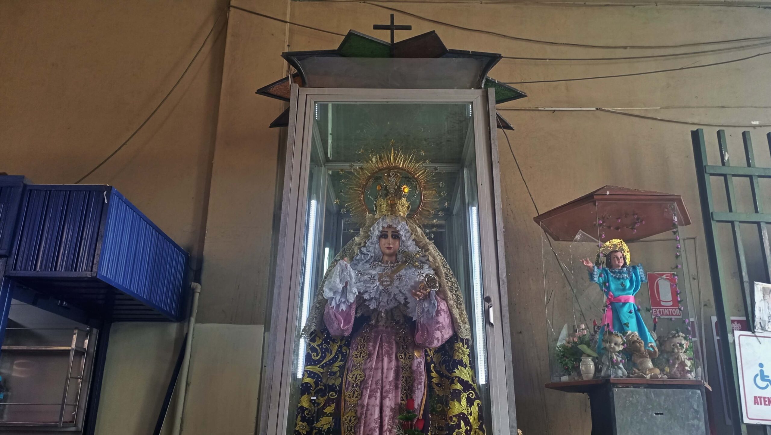 Altar of the Virgin Mary at the entrance to the market