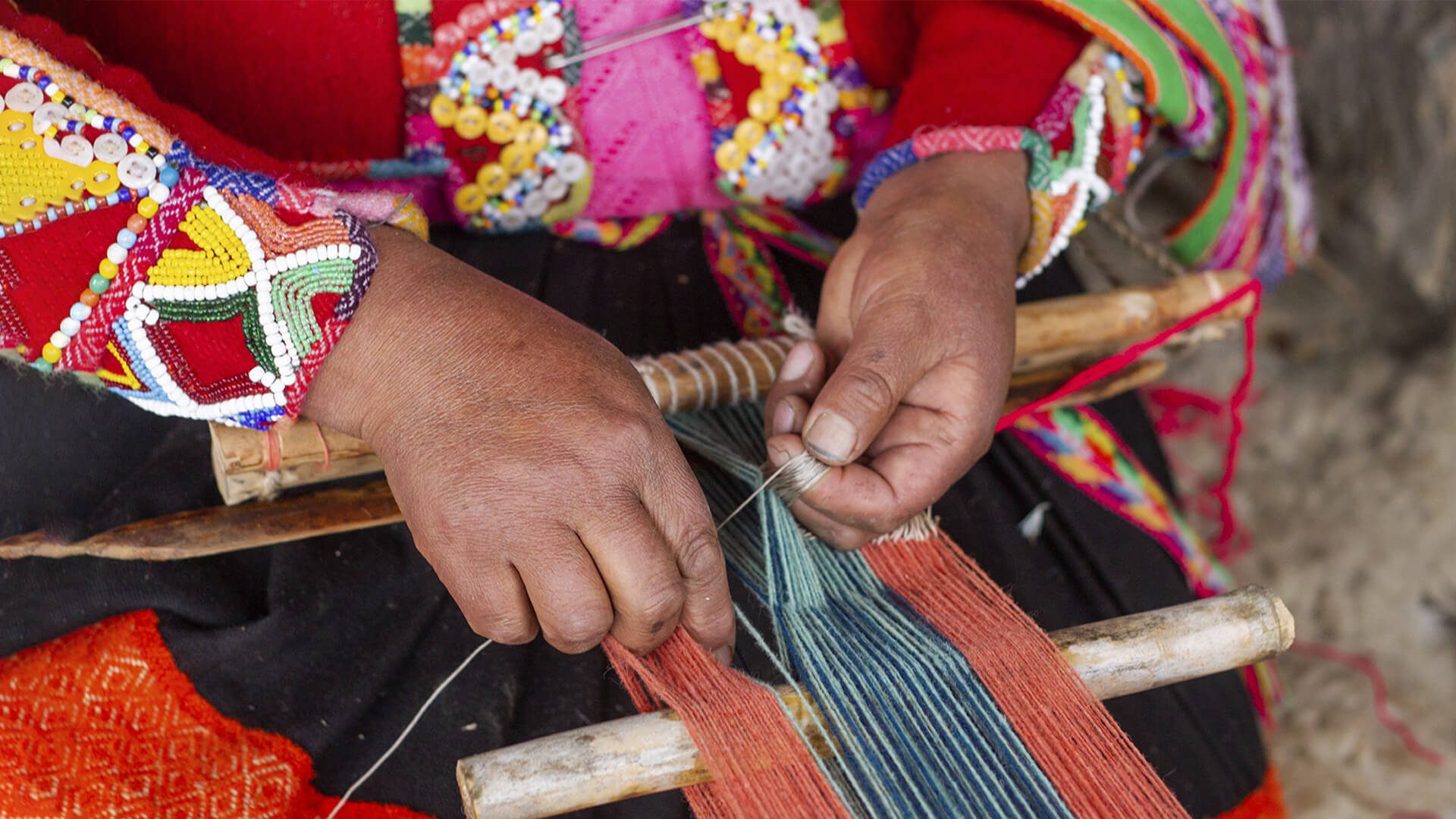 You will participate in washing the alpaca wool, dyeing it with natural products obtained from plants in the area, spinning through the "pushca" or spinning wheel, and using the looms.