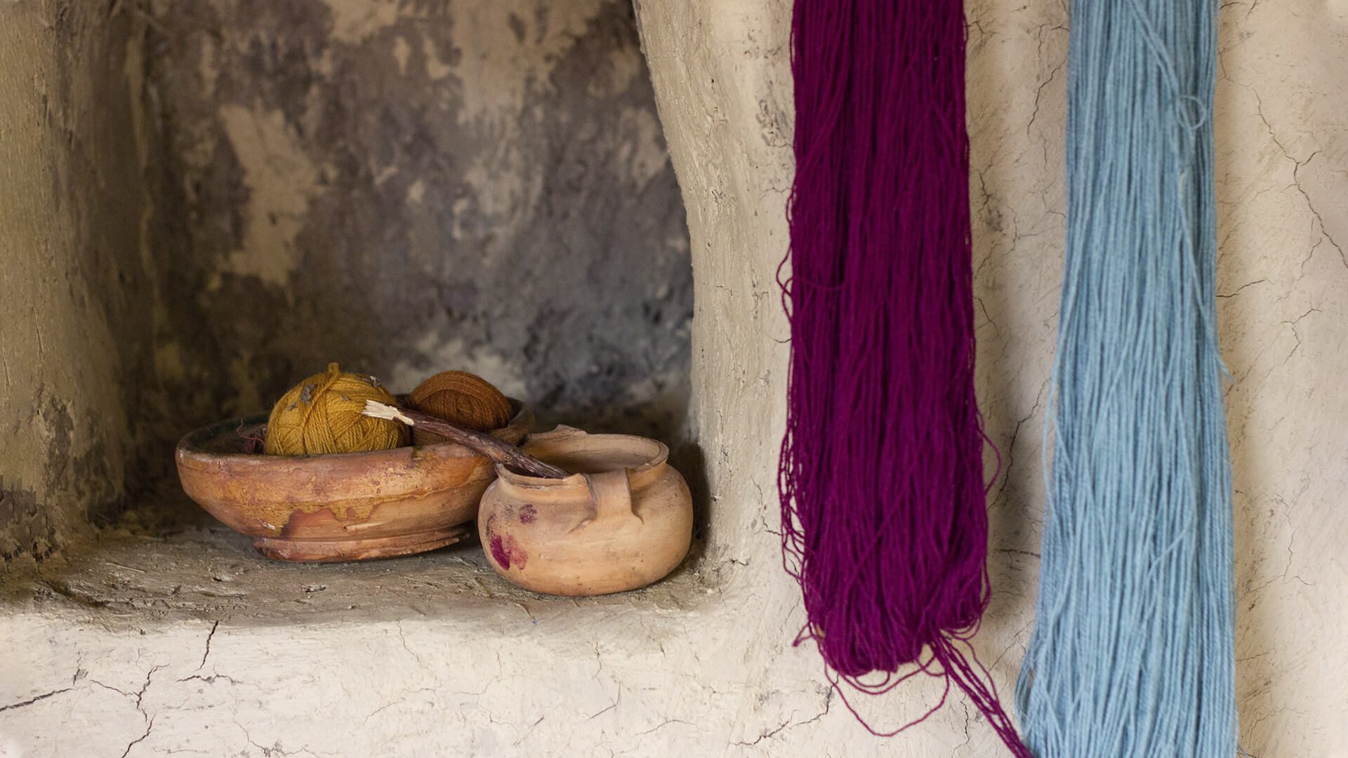 The weavers dye the wool with natural products obtained from plants in the area.