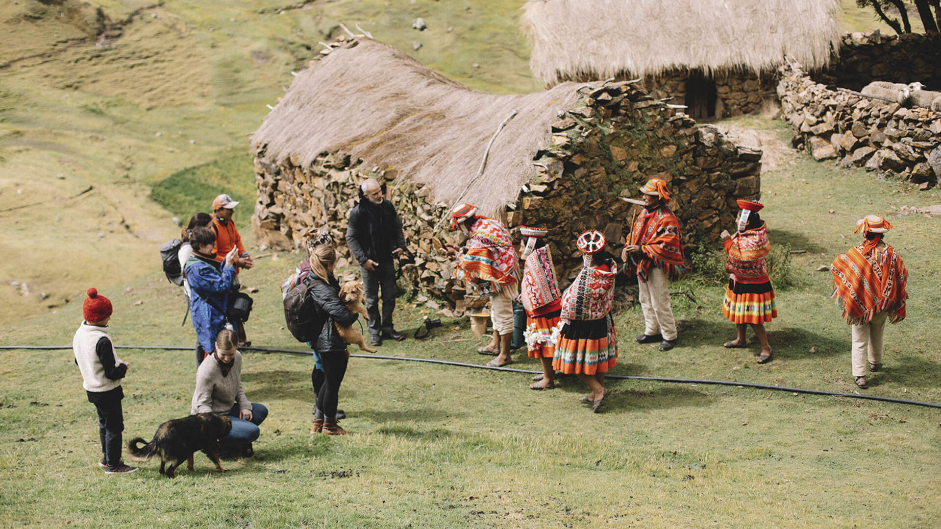 Inka traditions are reflected in the daily clothes that today the inhabitants of the place continue to wear.