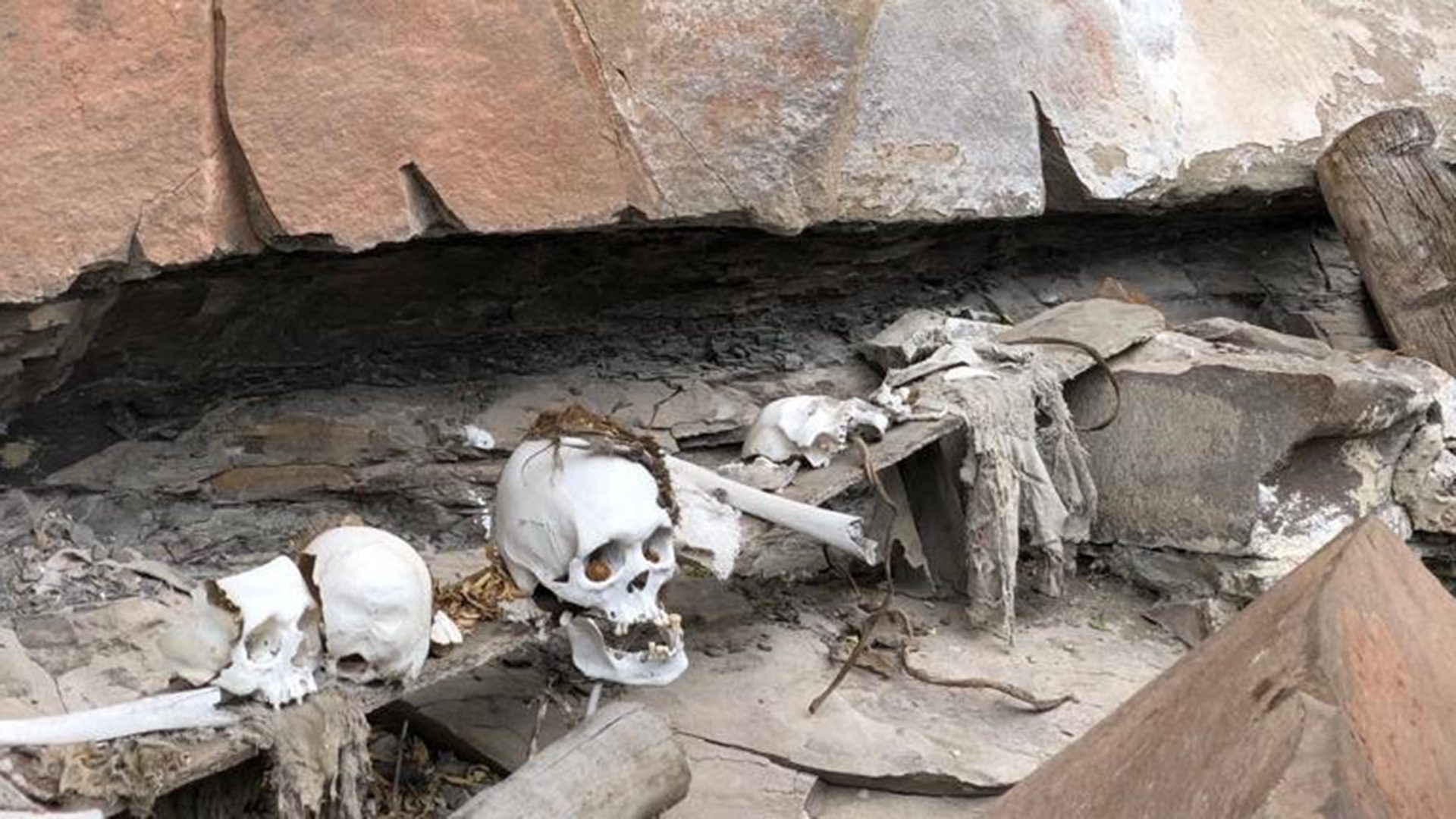 Skulls at the mausoleo of Leymebamba